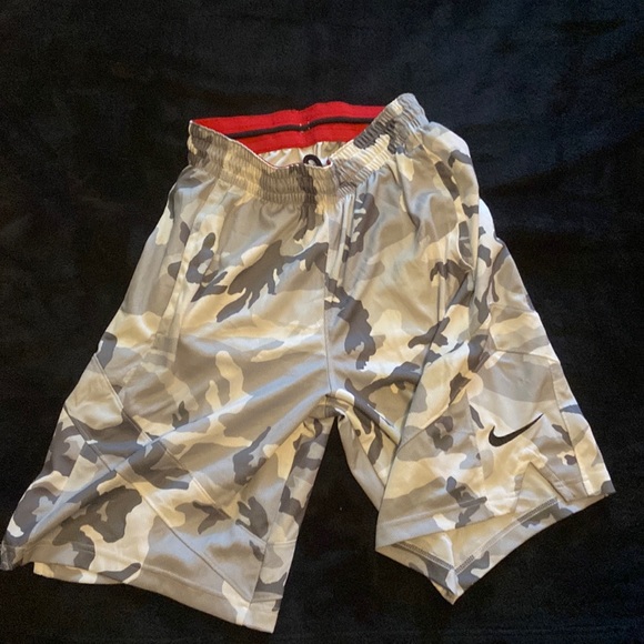 Vintage Nike camo basketball shorts - Picture 1 of 1